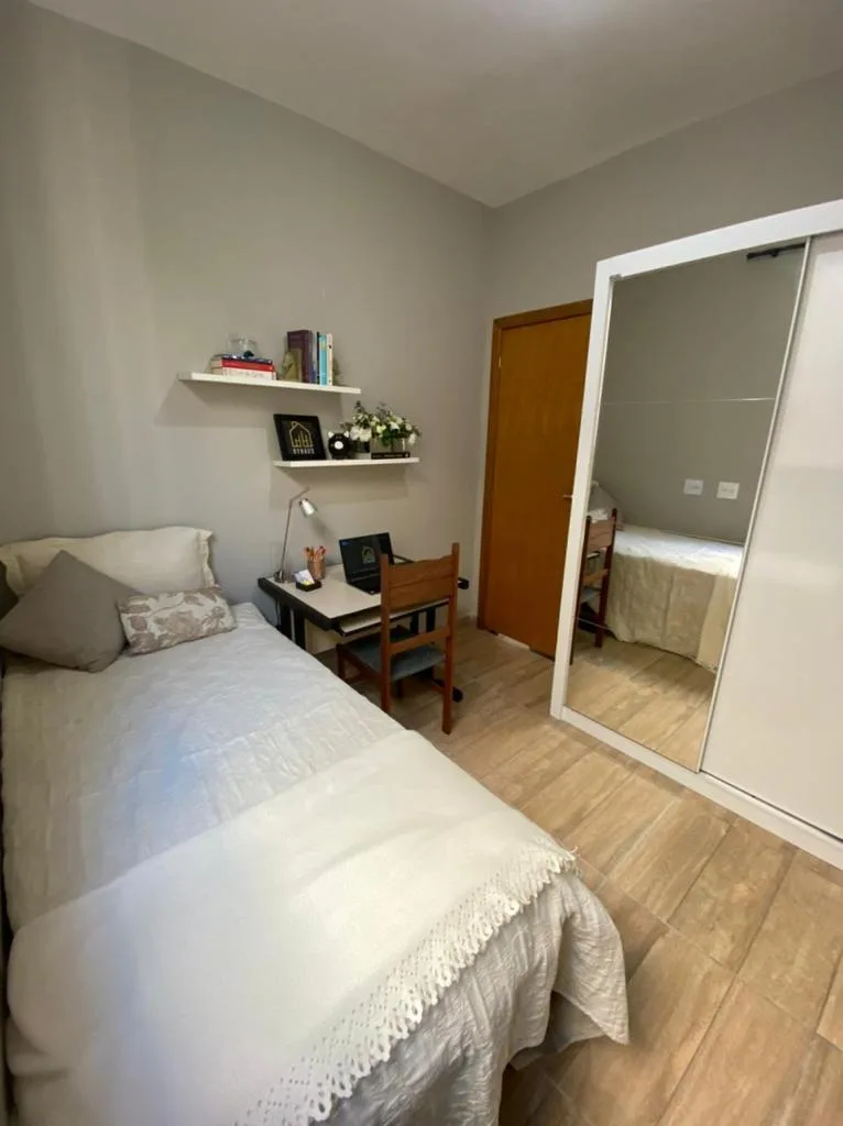 Quarto mobiliado da HyHaus Coliving, moradia estudantil perto da UFMG Pampulha