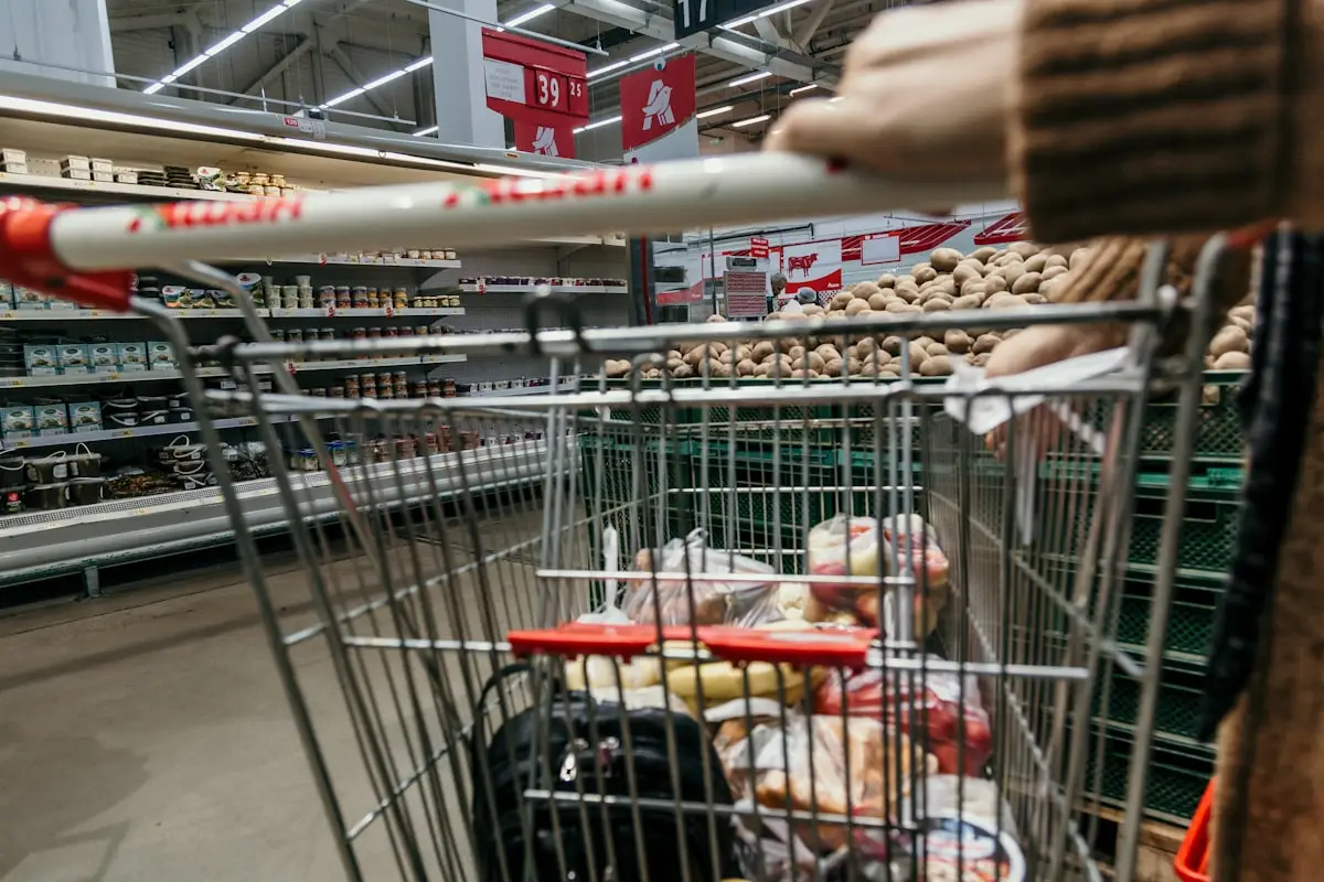 Estudante fazendo compras para o orcamento mensal em BH