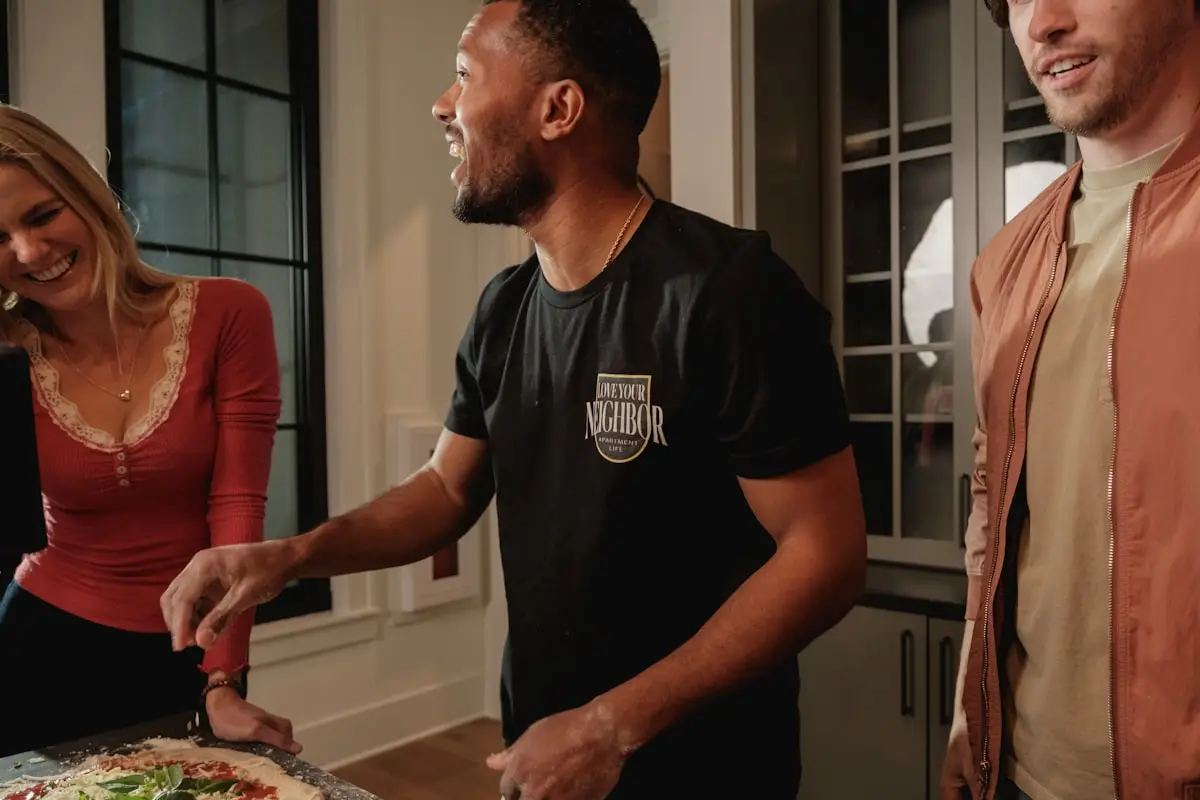 Amigos cozinhando juntos em coliving na Pampulha