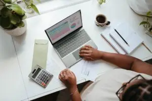 Estudante calculando o custo de morar perto da UFMG