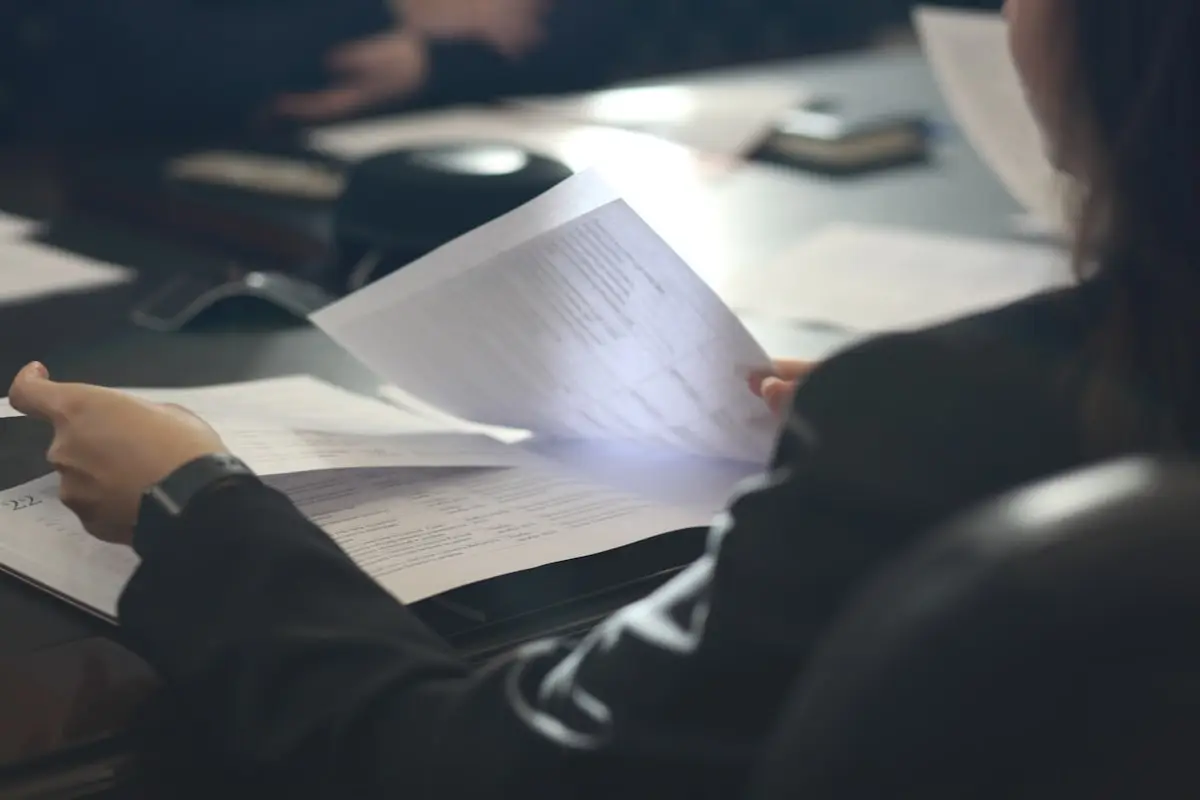 Estudante organizando documentos para a matrícula na UFMG