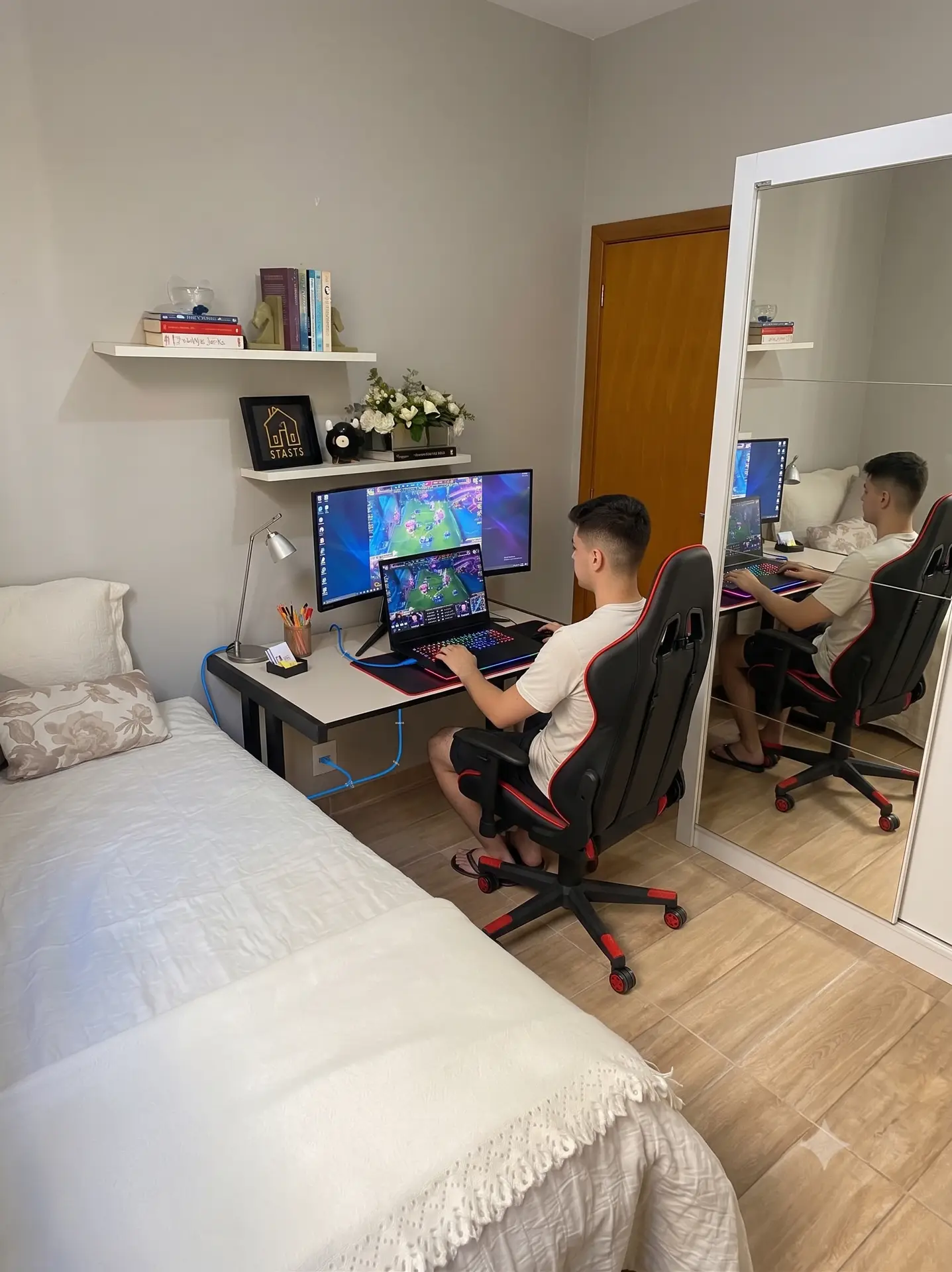 Estudante no computador em quarto do apartamento masculino da HyHaus Coliving, moradia pós-graduação UFMG
