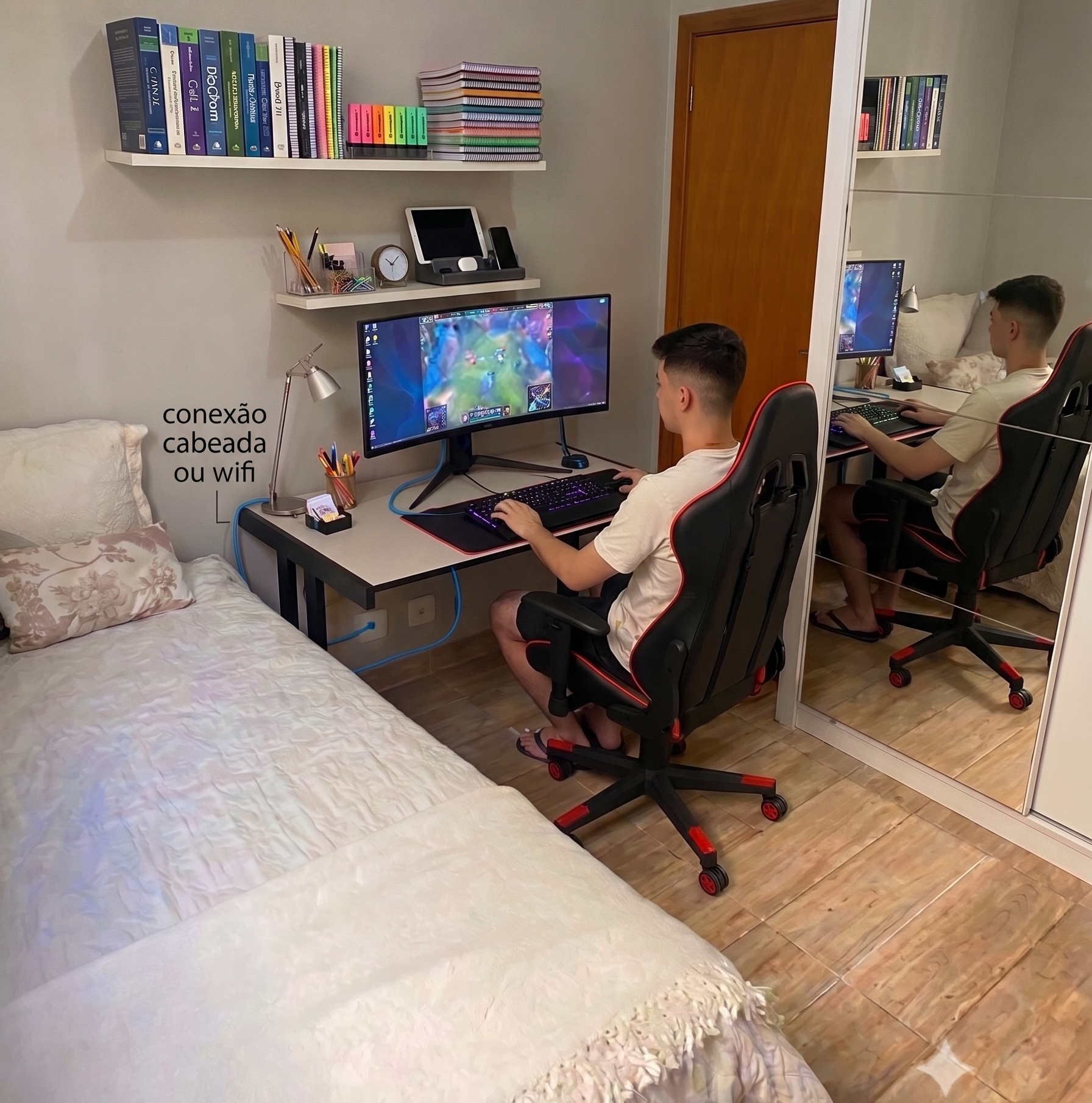 Estudante jogando no computador em quarto do apartamento masculino da HyHaus Coliving, com estante de livros