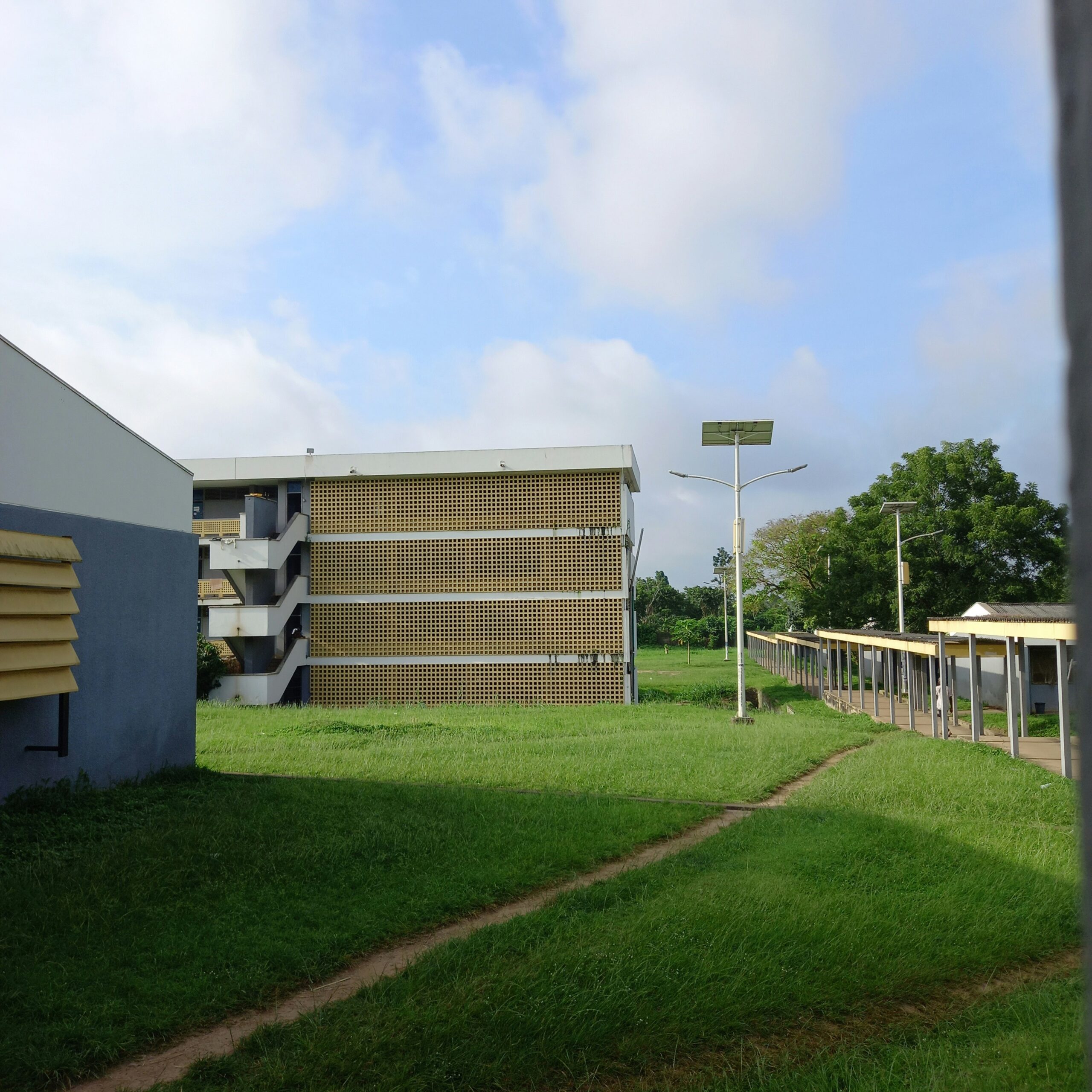 Prédio de campus universitário, ilustrando moradia universitária UFMG e as opções privadas perto do campus